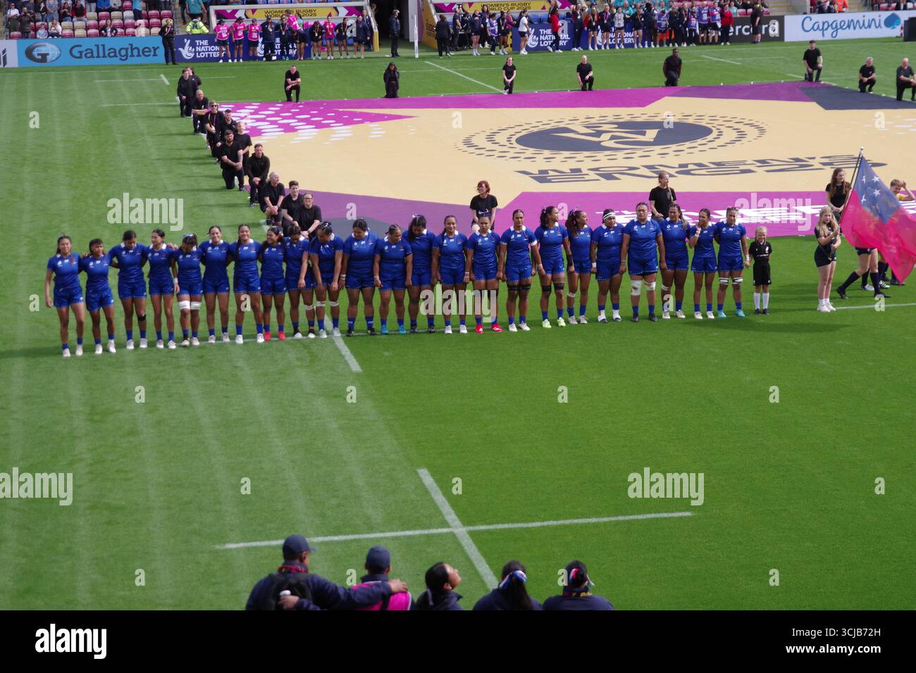 York, Inghilterra, 6 settembre 2025. Le Samoa si sono schierate per gli inni nazionali prima della partita contro gli USA nella Women's Rugby World Cup allo York Community Stadium, York Credit: Colin Edwards/Alamy Live News Foto Stock