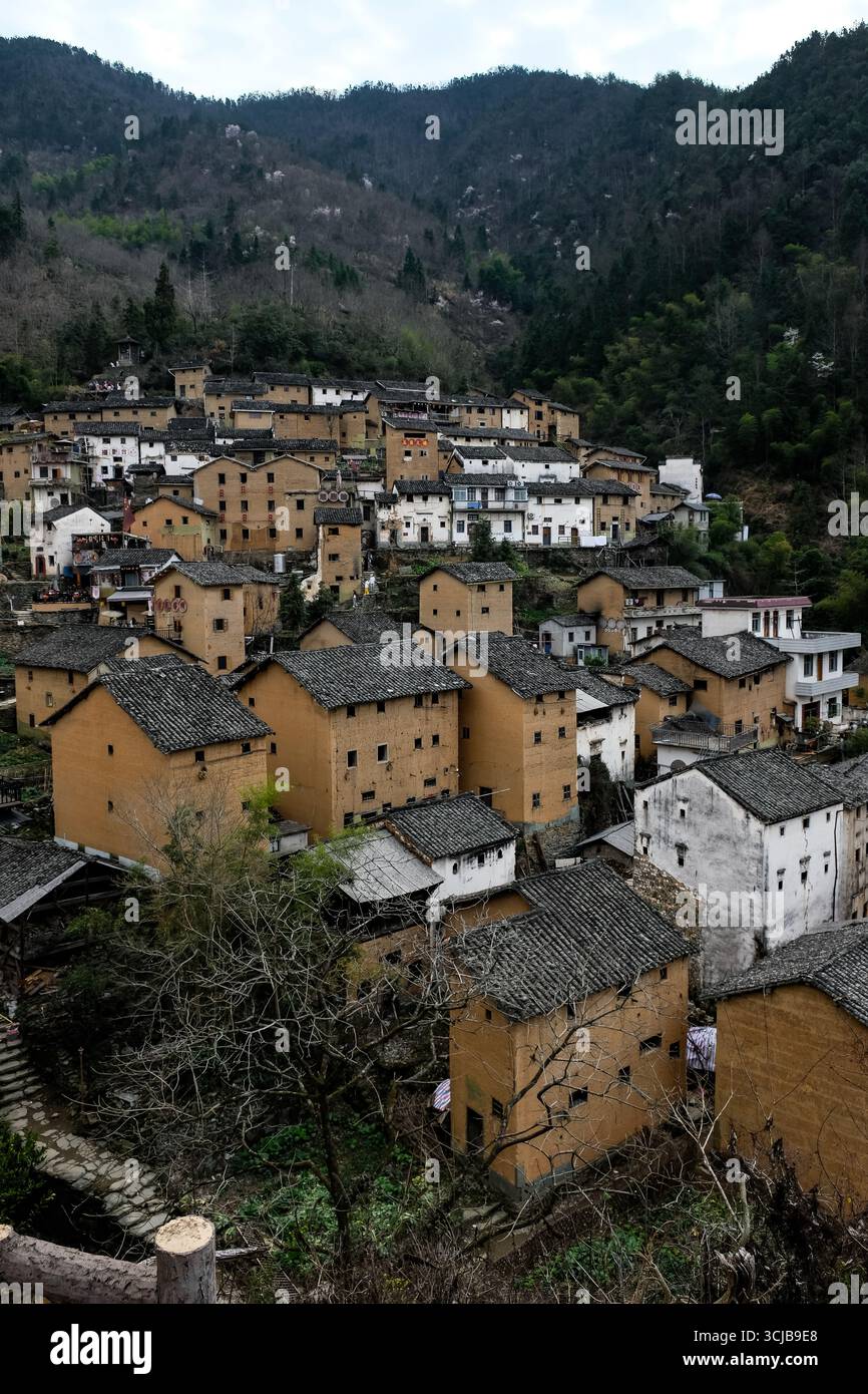 Case tradizionali di Earthen nel villaggio di Yangchan, contea di Shexian, Anhui, Cina Foto Stock