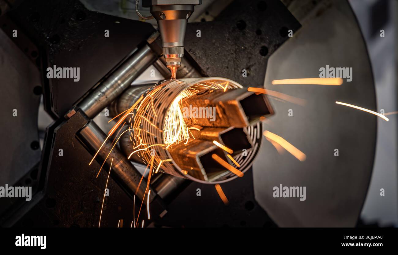 Taglio laser CNC e gas di metalli, moderna tecnologia industriale che rende dettagli industriali. L'ottica laser e il CNC vengono utilizzati per dirigere il materiale o Foto Stock