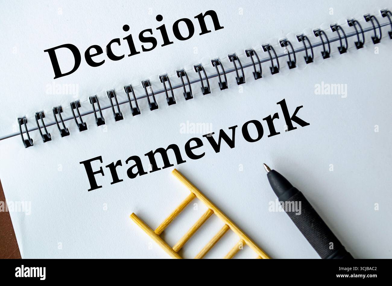 Framework decisionale, notebook con illustrazione a scala che rappresenta il pensiero strutturato e le scelte informate Foto Stock