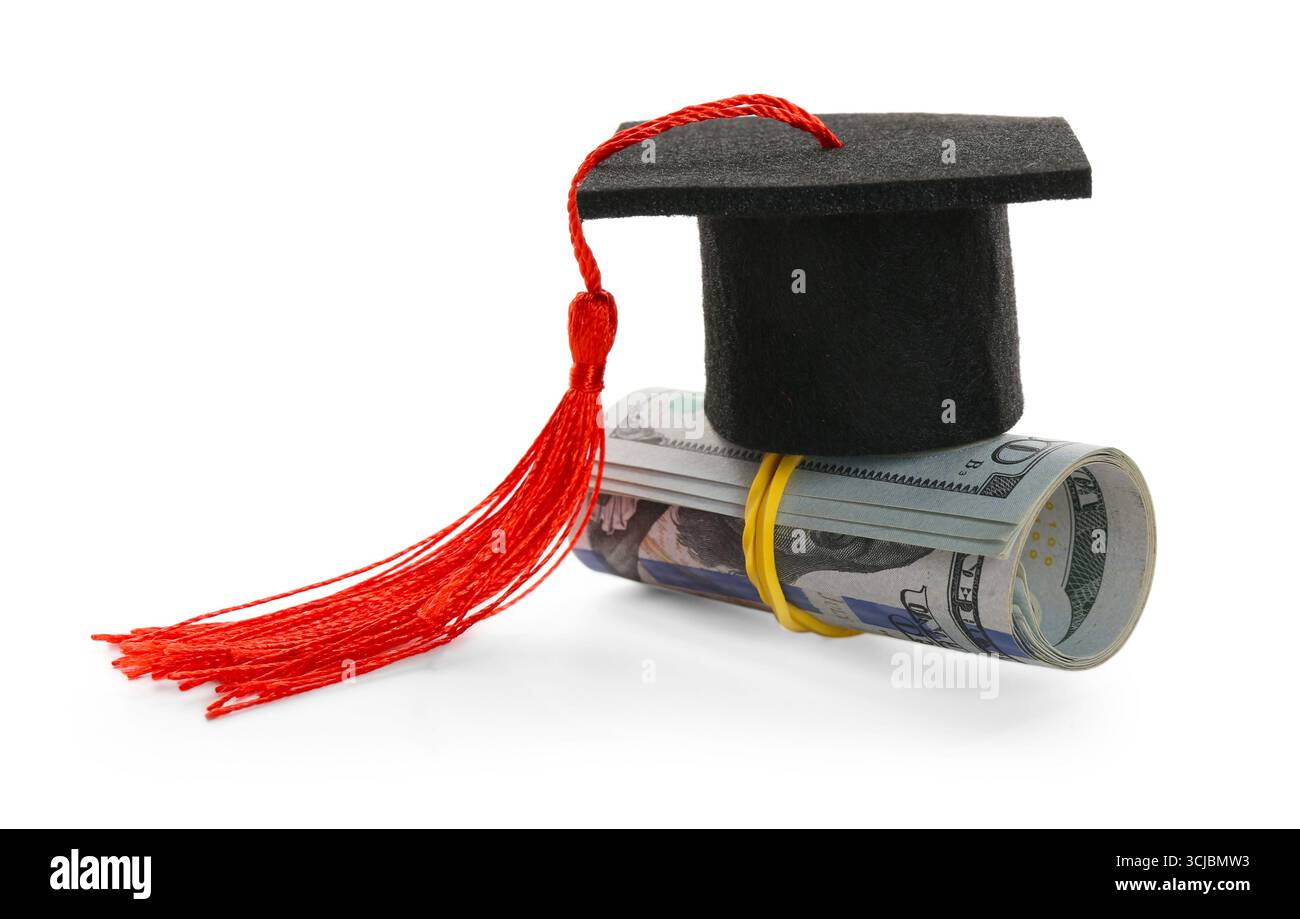 Borsa di studio. Cappello da laurea con banconote in dollari su sfondo bianco Foto Stock