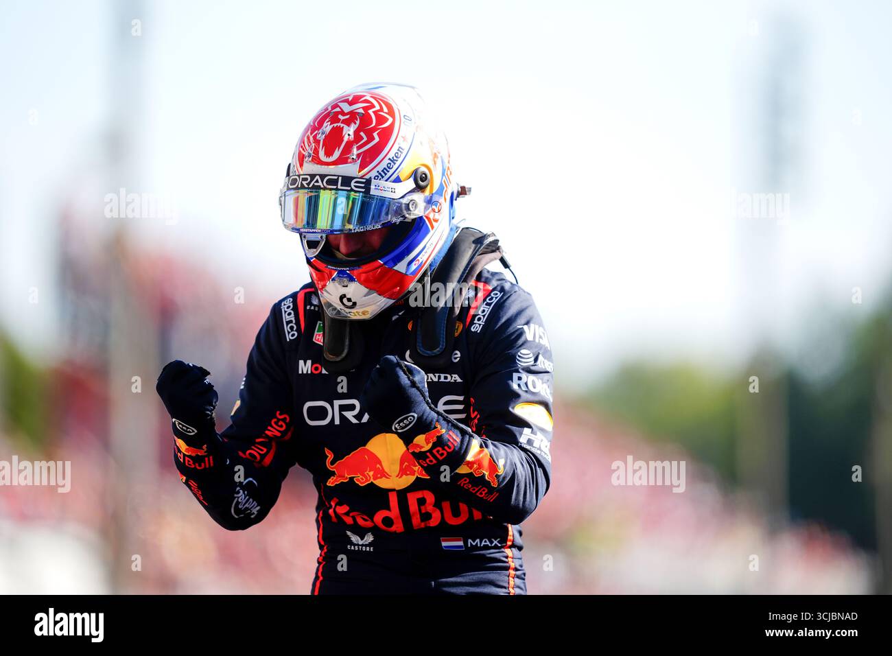 Il pilota Red Bull Max Verstappen festeggia la pole position dopo le qualifiche in vista del Gran Premio d'Italia di domenica sul circuito di Monza. Data foto: Sabato 6 settembre 2025. Foto Stock