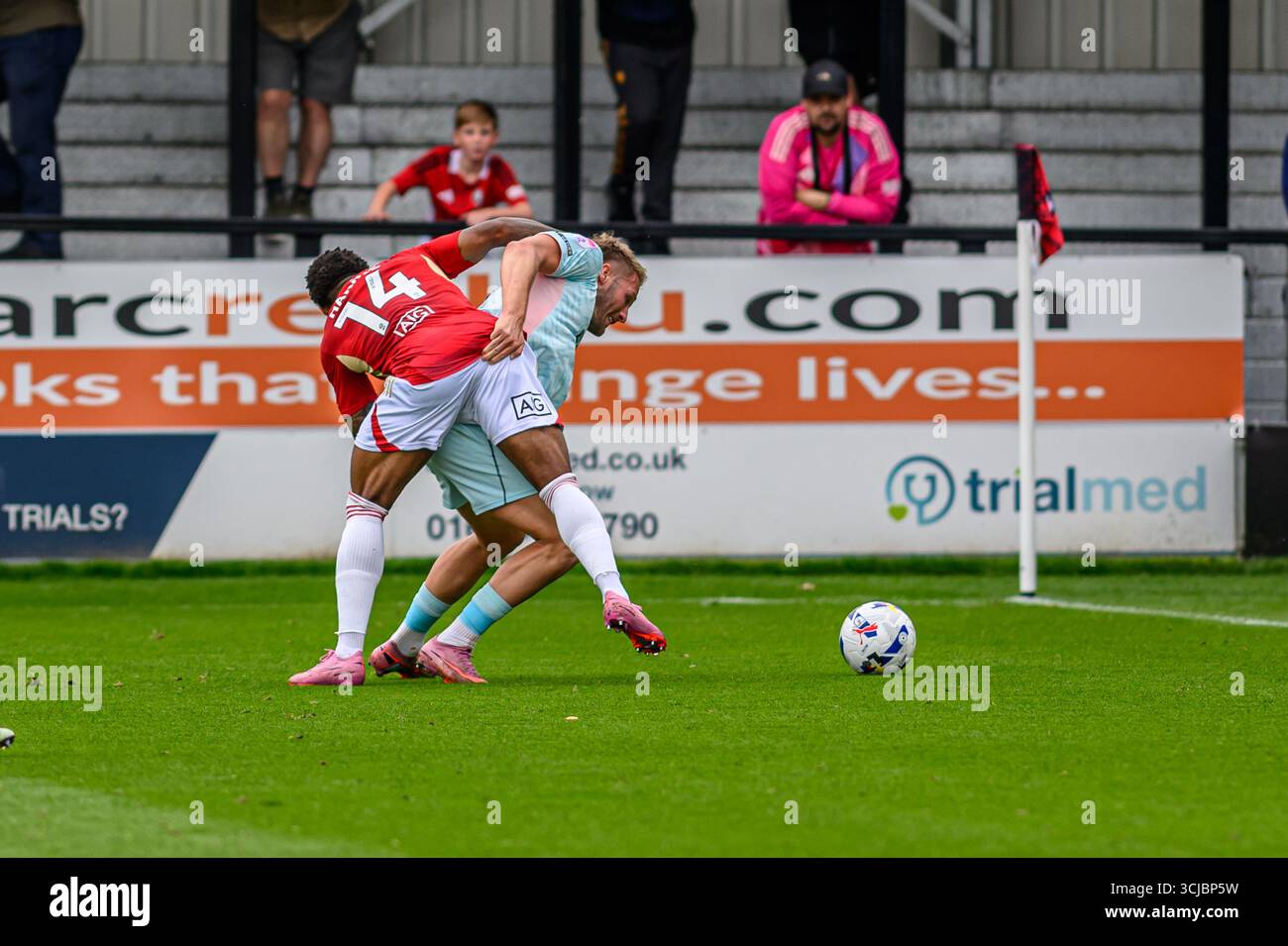 Kadeem Harris del Salford City FC si imbatte con Cameron Norman del Tranmere Rovers FC durante la partita Sky Bet League 2 tra Salford City e Tranmere Rovers al Peninsula Stadium di Salford sabato 6 settembre 2025. (Foto: Ian Charles | mi News) crediti: MI News & Sport /Alamy Live News Foto Stock