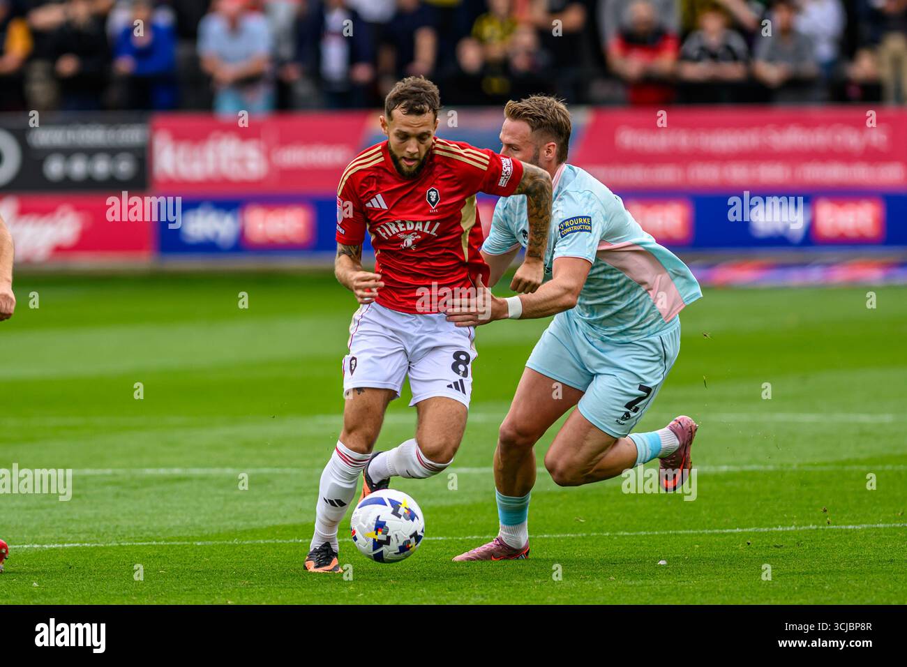 Cameron Norman del Tranmere Rovers FC affronta Jorge Grant del Salford City FC durante la partita Sky Bet League 2 tra Salford City e Tranmere Rovers al Peninsula Stadium di Salford, sabato 6 settembre 2025. (Foto: Ian Charles | mi News) crediti: MI News & Sport /Alamy Live News Foto Stock
