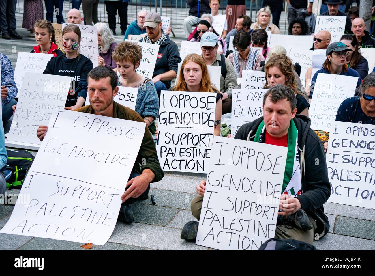 Edimburgo, Scozia, Regno Unito. 6 settembre 2025. I manifestanti pro Palestine tengono una manifestazione presso gli uffici del governo HM presso la Queen Elizabeth House per protestare contro il governo britannico che proscrive Palestine Action come gruppo terroristico. Si è tenuta una veglia silenziosa con i manifestanti che scrivono segni di calligrafia che esprimono sostegno al gruppo. Iain Masterton/Alamy Live News. Foto Stock