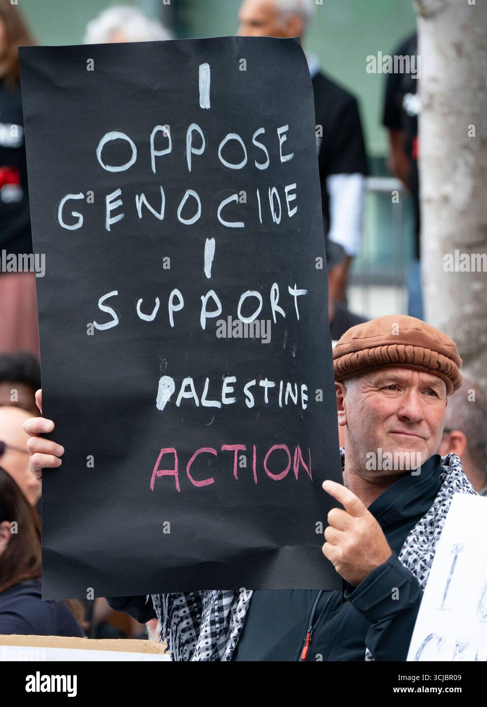 Edimburgo, Scozia, Regno Unito. 6 settembre 2025. I manifestanti pro Palestine tengono una manifestazione presso gli uffici del governo HM presso la Queen Elizabeth House per protestare contro il governo britannico che proscrive Palestine Action come gruppo terroristico. Si è tenuta una veglia silenziosa con i manifestanti che scrivono segni di calligrafia che esprimono sostegno al gruppo. Iain Masterton/Alamy Live News. Foto Stock