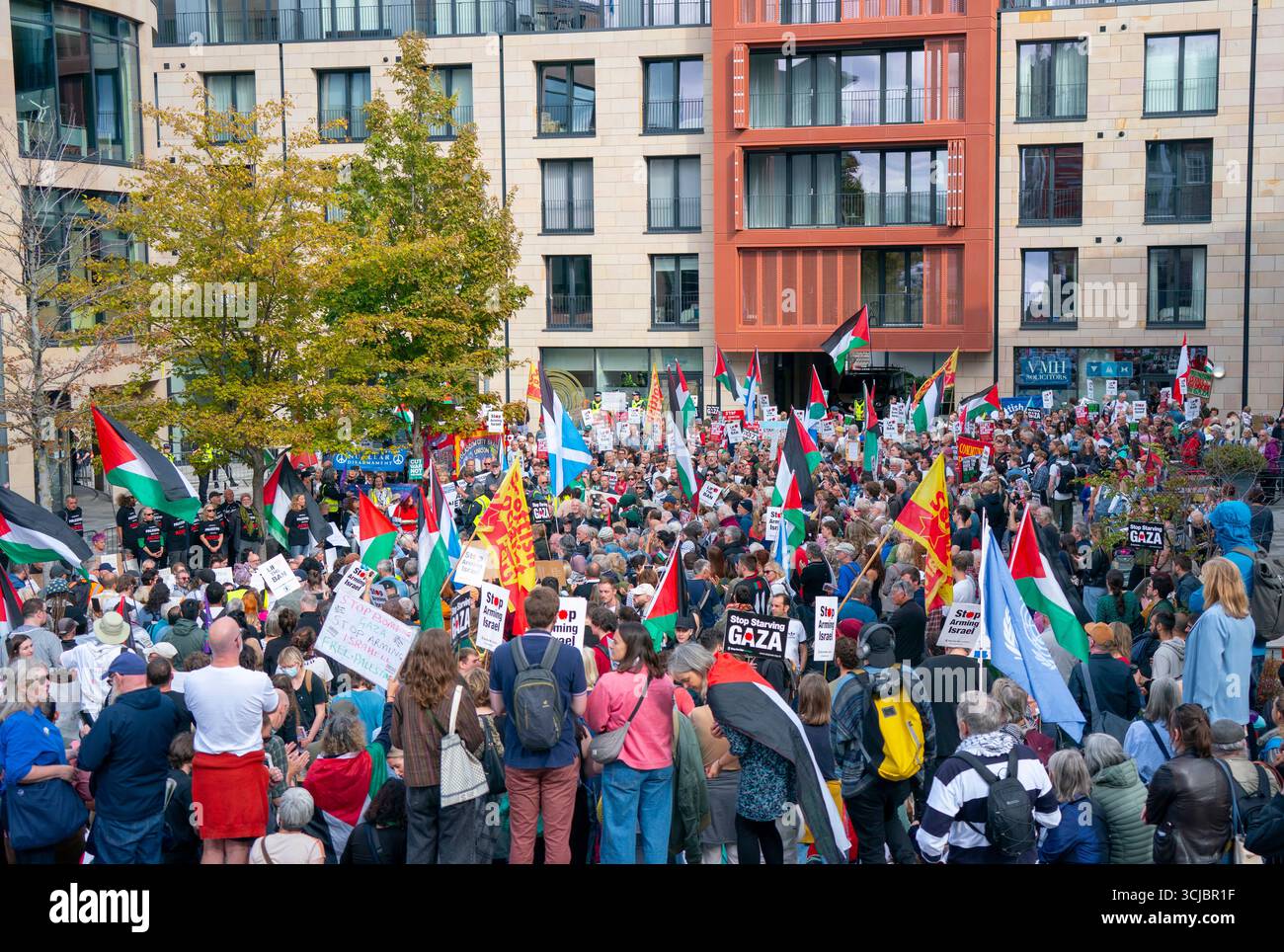 Edimburgo, Scozia, Regno Unito. 6 settembre 2025. I manifestanti pro Palestine tengono una manifestazione presso gli uffici del governo HM presso la Queen Elizabeth House per protestare contro il governo britannico che proscrive Palestine Action come gruppo terroristico. Si è tenuta una veglia silenziosa con i manifestanti che scrivono segni di calligrafia che esprimono sostegno al gruppo. Iain Masterton/Alamy Live News. Foto Stock