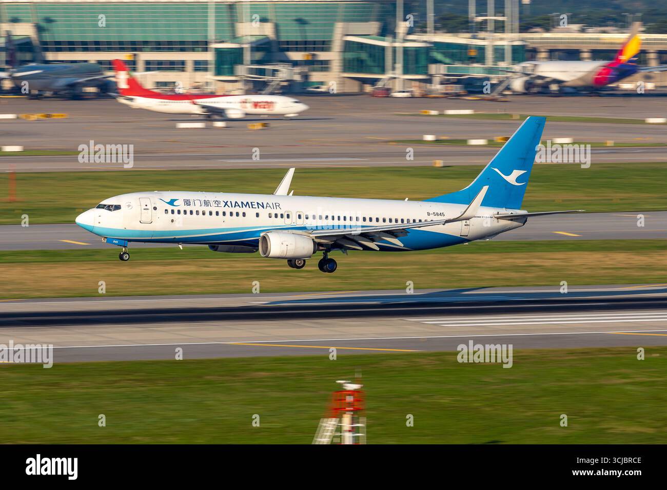 Aeromobili Xiamen Air Boeing 737-85C in fase di atterraggio all'aeroporto di Incheon, Corea del Sud. Foto Stock