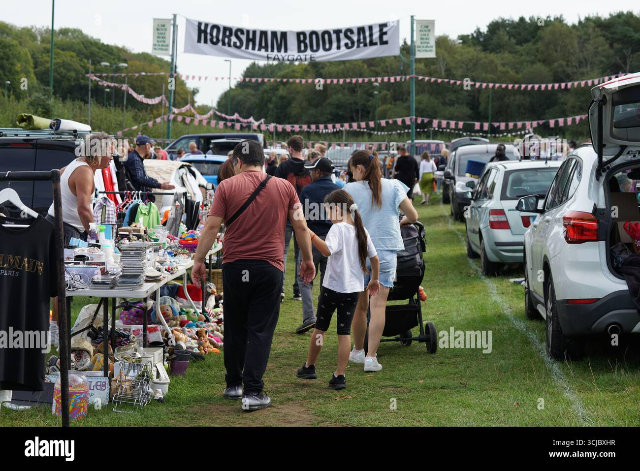 Vivace mercato delle pulci all'aperto con negozi che si affacciano su bancarelle e automobili che espongono merci. Faygate, Horsham, Inghilterra Foto Stock
