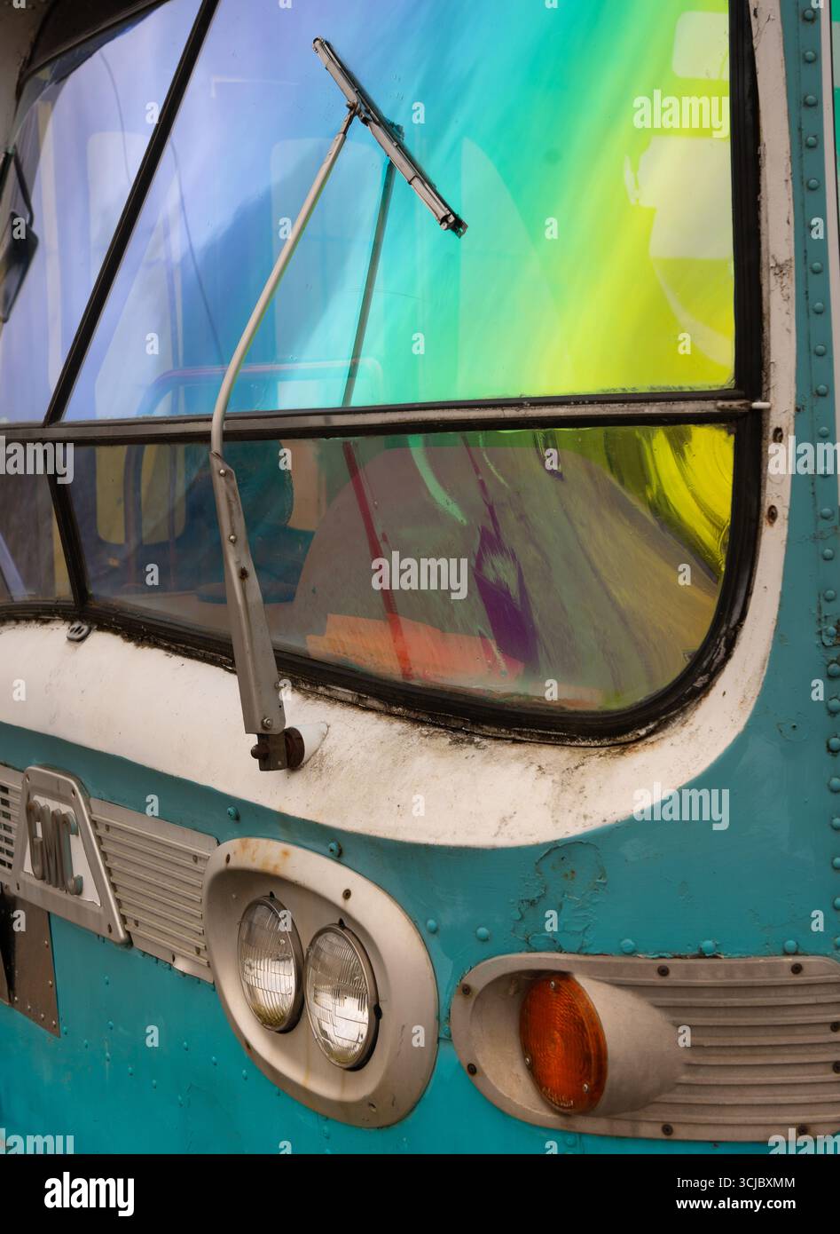 primo piano della spazzola del tergicristallo anteriore del vecchio bus retro e delle luci anteriori lato sinistro due luci rotonde trasparenti e una rotonda blu bus turchese gre Foto Stock
