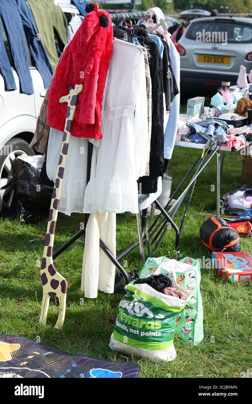 Esposizione al mercato delle pulci all'aperto con vestiti, giocattoli e articoli per la casa. Faygate, Horsham, Inghilterra Foto Stock