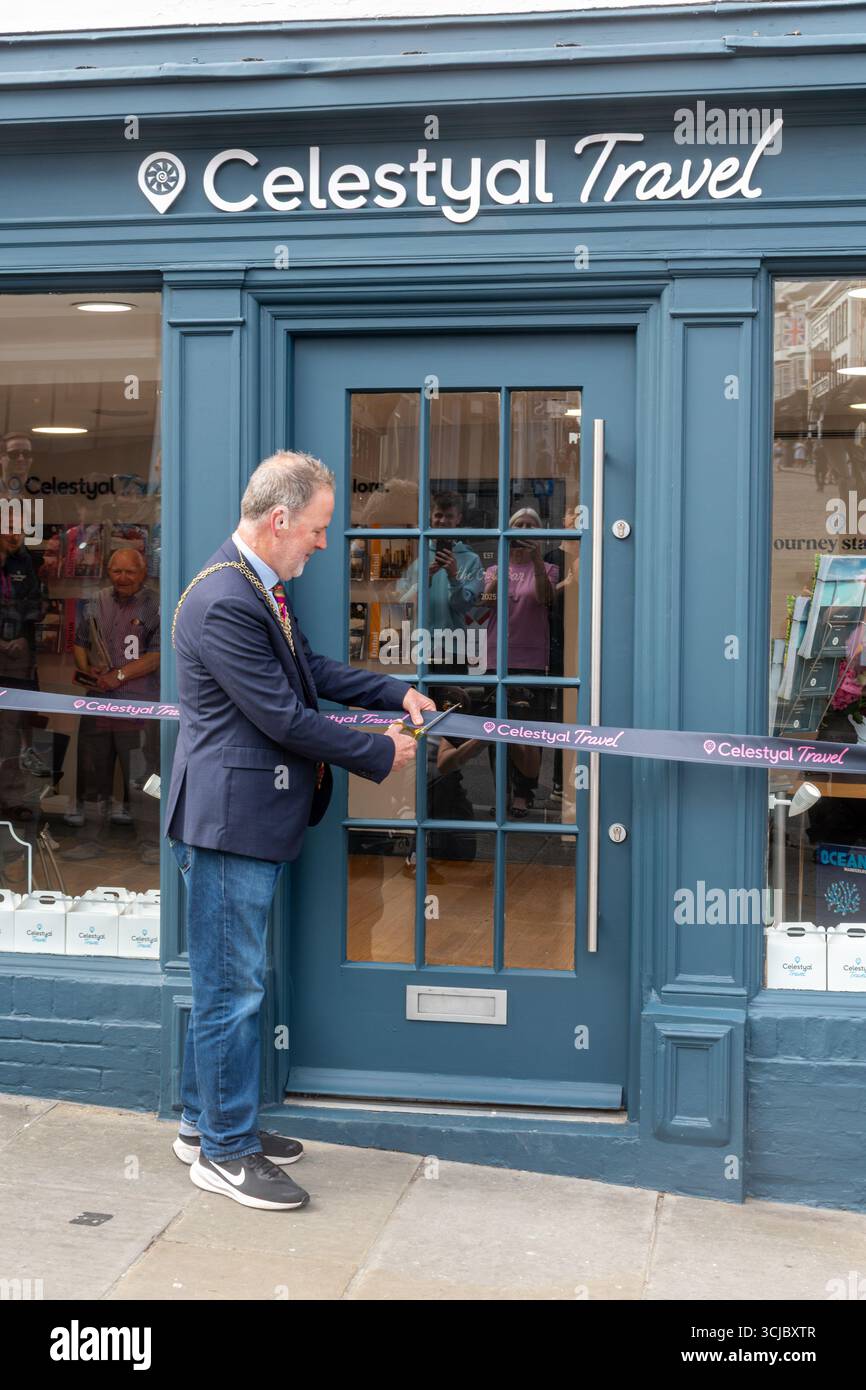 6 settembre 2025. Guildford, Surrey, Inghilterra, Regno Unito. Il sindaco di Guildford, il consigliere Howard Smith taglia il nastro per aprire ufficialmente la nuova attività di agenzia di viaggi in città, Celestyal Travel. Foto Stock