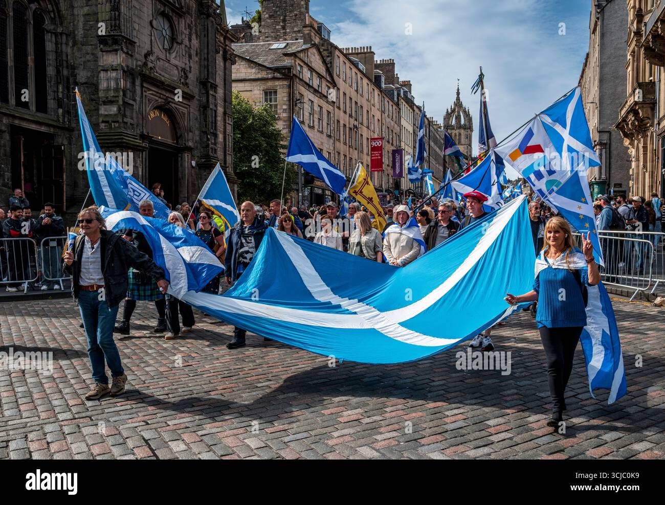 Tutto sotto una marcia dell'indipendenza della bandiera a Edimburgo, Scozia Foto Stock