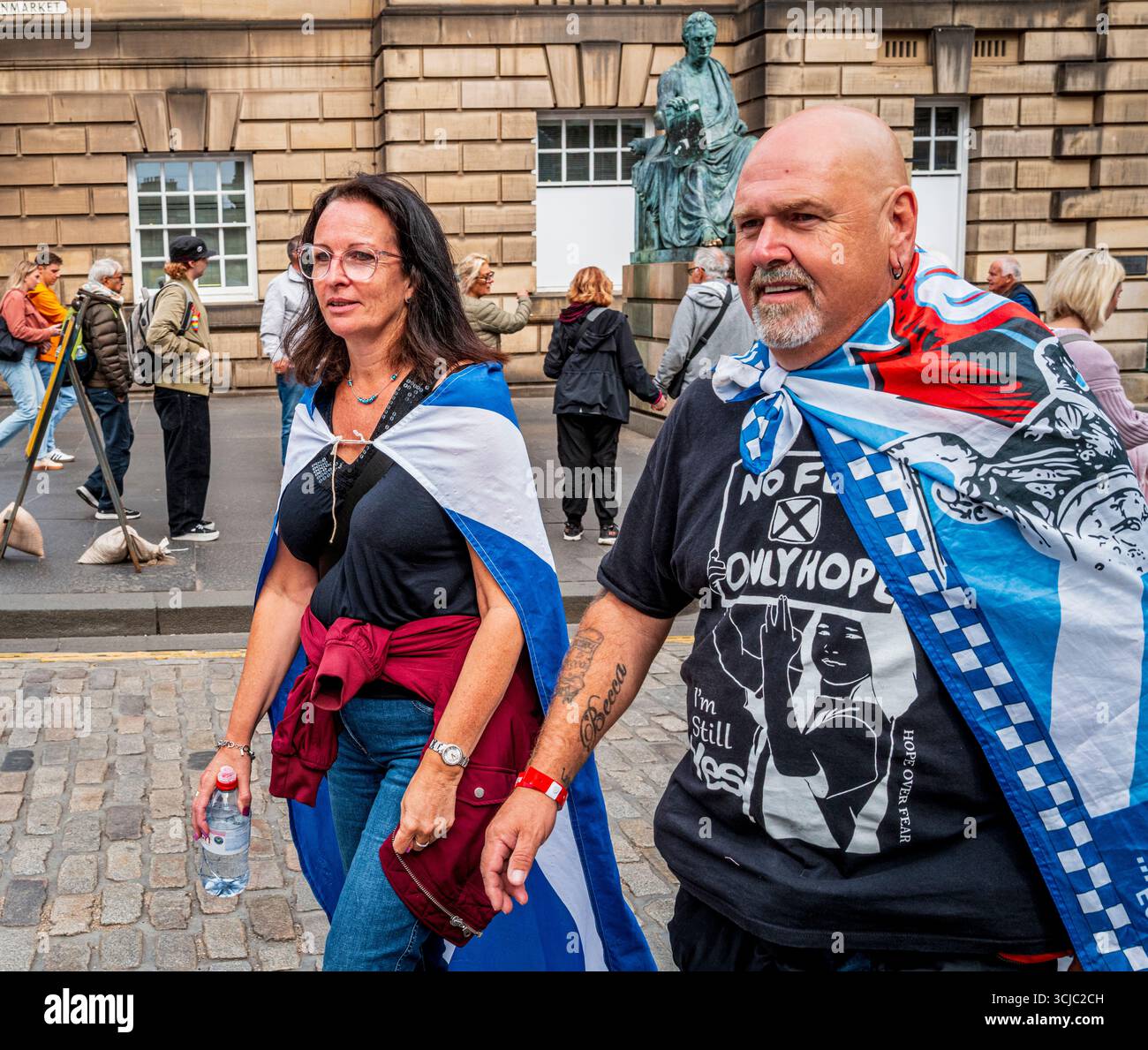 Tutto sotto una marcia dell'indipendenza della bandiera a Edimburgo, Scozia Foto Stock
