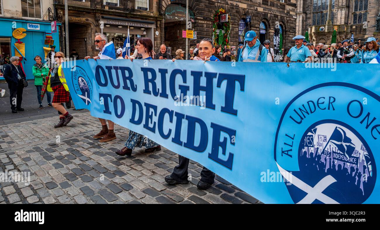 Tutto sotto una marcia dell'indipendenza della bandiera a Edimburgo, Scozia Foto Stock