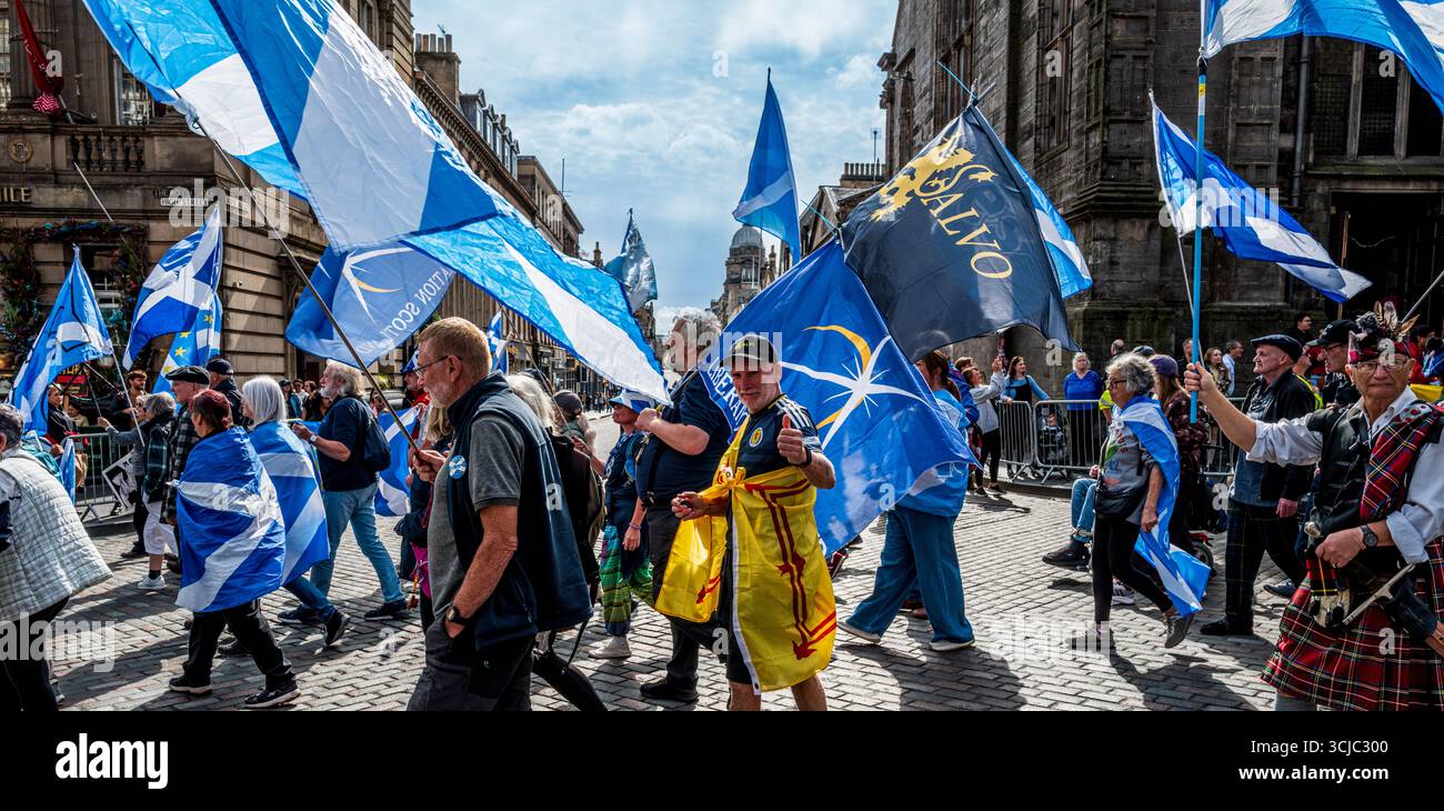 Tutto sotto una marcia dell'indipendenza della bandiera a Edimburgo, Scozia Foto Stock