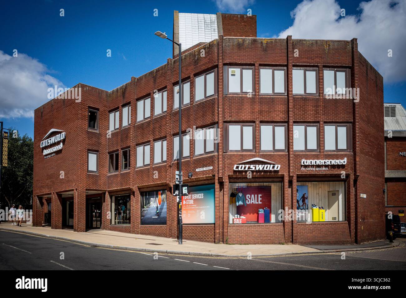 Cotswold Outdoor e Runners Need Store nel centro di Norwich. Cotswold Outdoor è stata fondata nel 1974. Grande catena di negozi di attrezzature per attività all'aperto. Foto Stock