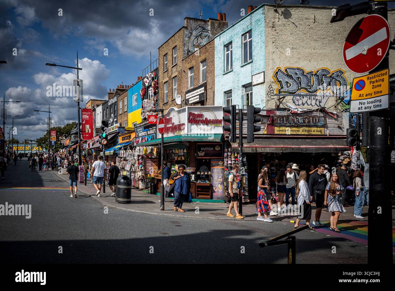 Camden High Street, Camden, Londra. Camden High St è una strada popolare piena di bar, ristoranti, mercati e locali musicali nella città di Camden a Londra Foto Stock
