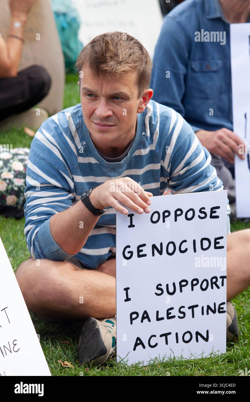 Londra, Regno Unito. 6 settembre 2025. Centinaia di persone in piazza del Parlamento hanno scritto "mi oppongo al genocidio, sostengo l'azione palestinese” sui cartelli e 857 sono state arrestate per aver sostenuto un'organizzazione terroristica proibita. Sebbene la loro protesta fosse silenziosa, altri sostenitori della causa palestinese gridarono "vergogna su di te!” alla polizia e a volte li ha spinti in posizioni difensive. Crediti: Anna Watson/Alamy Live News Foto Stock