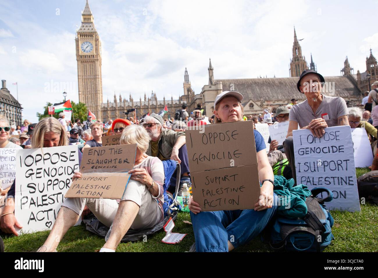 Londra, Regno Unito. 6 settembre 2025. Centinaia di persone in piazza del Parlamento hanno scritto "mi oppongo al genocidio, sostengo l'azione palestinese” sui cartelli e 857 sono state arrestate per aver sostenuto un'organizzazione terroristica proibita. Sebbene la loro protesta fosse silenziosa, altri sostenitori della causa palestinese gridarono "vergogna su di te!” alla polizia e a volte li ha spinti in posizioni difensive. Crediti: Anna Watson/Alamy Live News Foto Stock