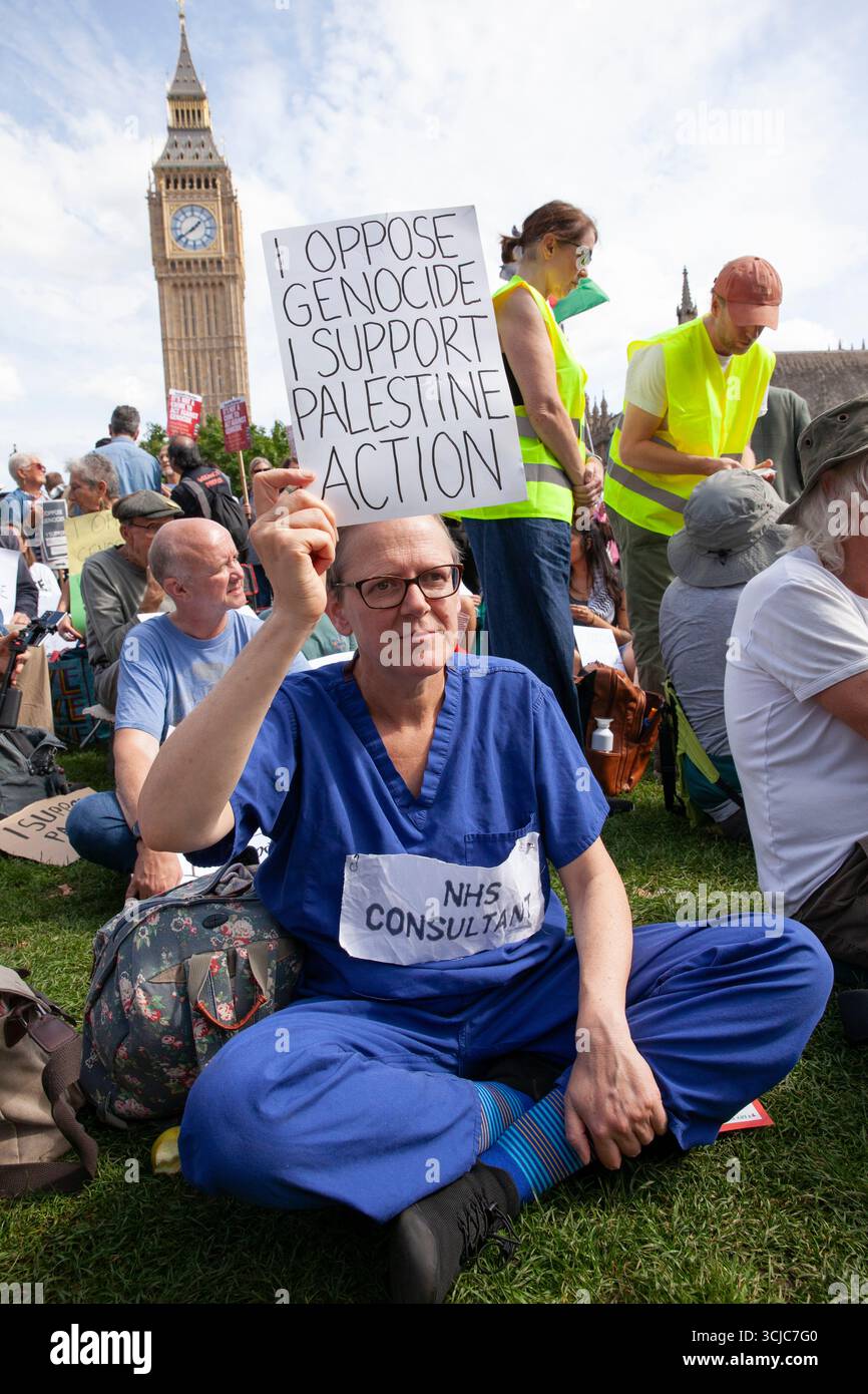 Londra, Regno Unito. 6 settembre 2025. Centinaia di persone in piazza del Parlamento hanno scritto "mi oppongo al genocidio, sostengo l'azione palestinese” sui cartelli e 857 sono state arrestate per aver sostenuto un'organizzazione terroristica proibita. Sebbene la loro protesta fosse silenziosa, altri sostenitori della causa palestinese gridarono "vergogna su di te!” alla polizia e a volte li ha spinti in posizioni difensive. Crediti: Anna Watson/Alamy Live News Foto Stock