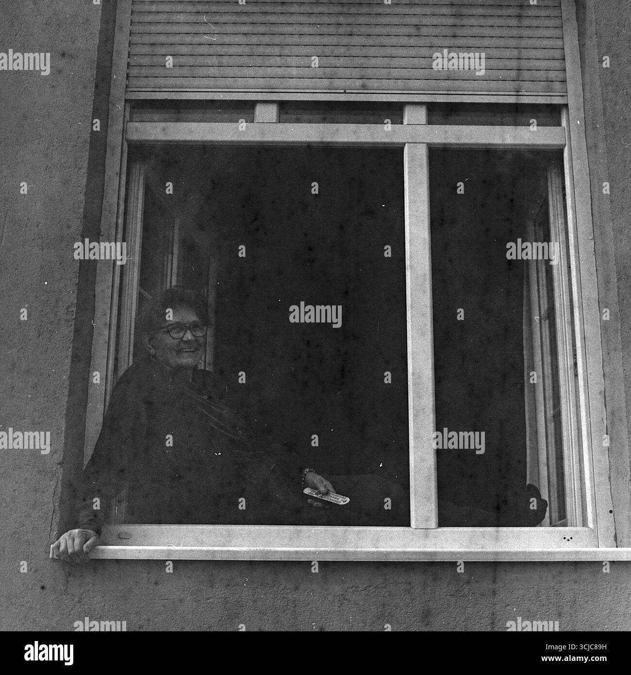 Parata militare a Novi Sad, Serbia, fotografata con una macchina fotografica Hasselblad utilizzando una pellicola in bianco e nero danneggiata scaduta da 30 anni. Foto Stock