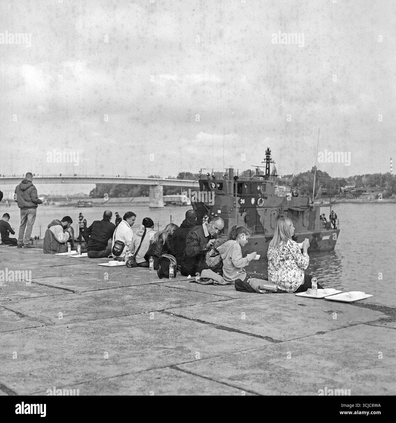 Parata militare a Novi Sad, Serbia, fotografata con una macchina fotografica Hasselblad utilizzando una pellicola in bianco e nero danneggiata scaduta da 30 anni. Foto Stock