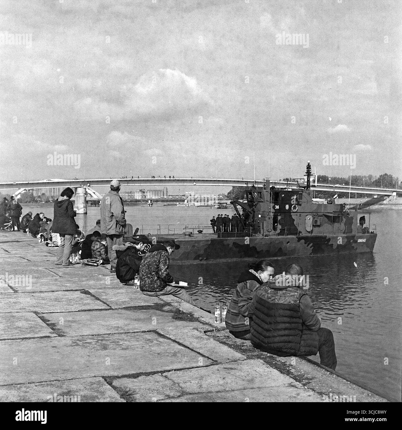 Parata militare a Novi Sad, Serbia, fotografata con una macchina fotografica Hasselblad utilizzando una pellicola in bianco e nero danneggiata scaduta da 30 anni. Foto Stock