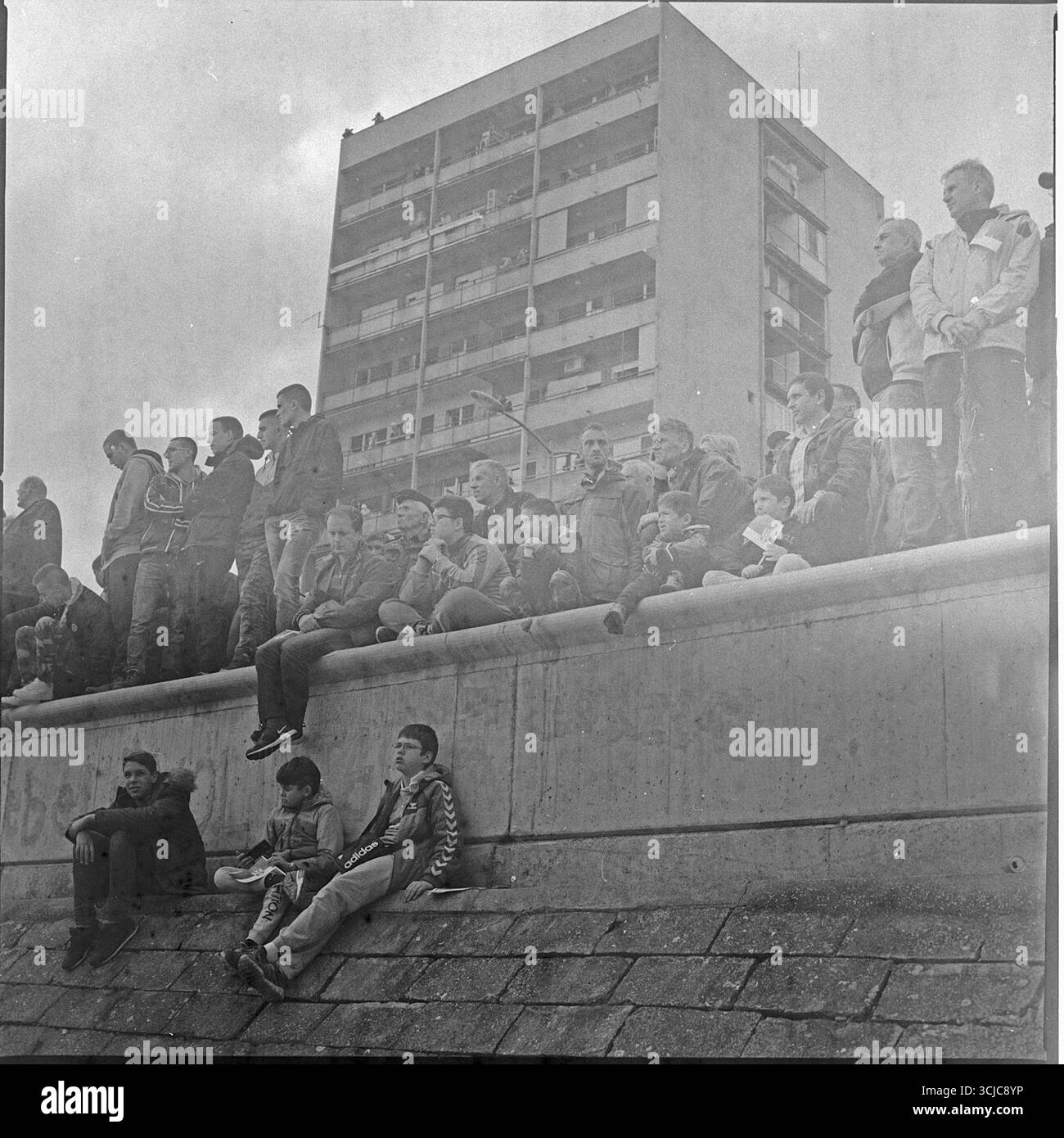 Parata militare a Novi Sad, Serbia, fotografata con una macchina fotografica Hasselblad utilizzando una pellicola in bianco e nero danneggiata scaduta da 30 anni. Foto Stock