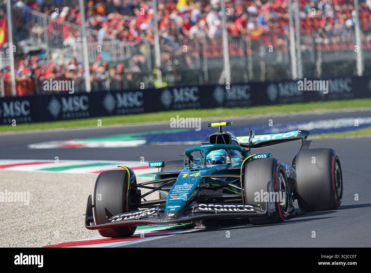 Fernando Alonso di Spagna alla guida del (14) team Aston Martin Aramco F1 AMR25 durante le qualifiche della Formula 1 PIRELLI Gran Premio d'Italia 2025, 16° round del Campionato del mondo di Formula 1 FIA 2025, 6 settembre 2025 sull'autodromo Nazionale Monza, a Monza, Italia. Crediti: Luca Rossini/Alamy Live News Foto Stock