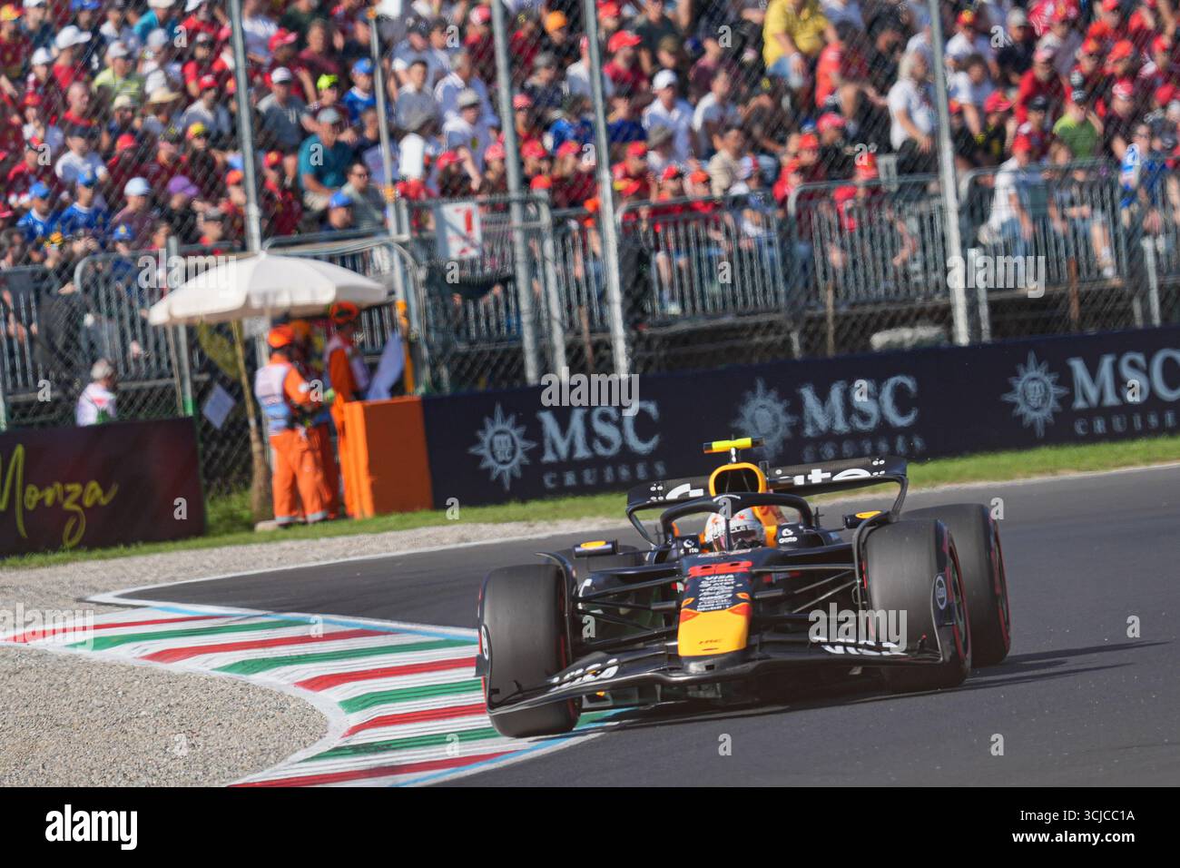 Yuki Tsunoda del Giappone alla guida della (22) Oracle Red Bull Racing RB21 durante le qualifiche della Formula 1 PIRELLI Gran Premio d'Italia 2025, 16° round del Campionato del mondo di Formula 1 2025 FIA, 6 settembre 2025 sull'autodromo Nazionale Monza, a Monza, Italia. Crediti: Luca Rossini/Alamy Live News Foto Stock