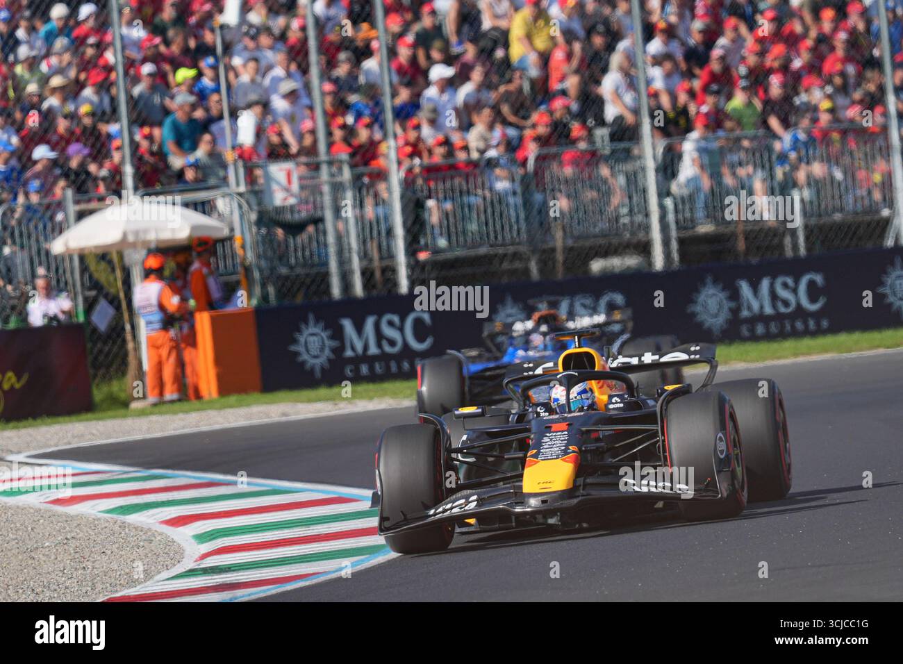 Max Verstappen dei Paesi Bassi alla guida del (1) Oracle Red Bull Racing RB21 durante le qualifiche della Formula 1 PIRELLI Gran Premio d'Italia 2025, 16° round del Campionato del mondo FIA di Formula 1 2025, 6 settembre 2025 sull'autodromo Nazionale Monza, a Monza, Italia. Crediti: Luca Rossini/Alamy Live News Foto Stock
