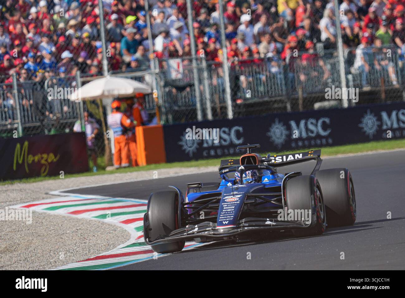 Alexander Albon della Thailandia alla guida della (23) Atlassian Williams Racing FW47 durante le qualifiche della Formula 1 PIRELLI Gran Premio d'Italia 2025, 16° round del Campionato del mondo FIA di Formula 1 2025, 6 settembre 2025 sull'autodromo Nazionale Monza, a Monza, in Italia. Crediti: Luca Rossini/Alamy Live News Foto Stock