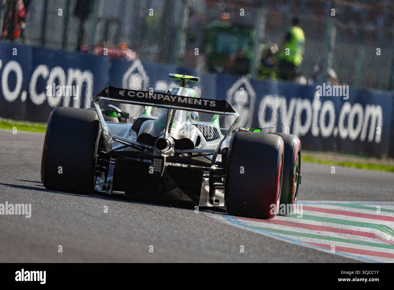 Gabriel Bortoleto del Brasile alla guida del (05) palo del Team F1 Kick Sauber C45 durante le qualifiche della Formula 1 PIRELLI Gran Premio d'Italia 2025, 16° round del Campionato del mondo di Formula 1 2025 FIA, 6 settembre 2025 sull'autodromo Nazionale Monza, a Monza, Italia. Crediti: Luca Rossini/Alamy Live News Foto Stock