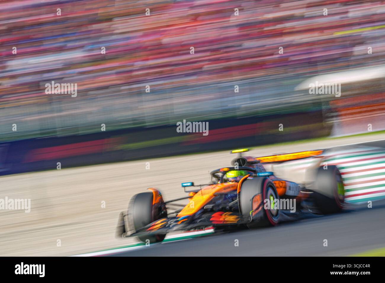 Lando Norris del Regno Unito alla guida del (04) McLaren F1 Team MCL39 durante le qualifiche del Gran Premio d'Italia 2025 di Formula 1 PIRELLI, 16° round del Campionato del mondo di Formula 1 2025 FIA, 6 settembre 2025 sull'autodromo Nazionale Monza, a Monza, Italia. Crediti: Luca Rossini/Alamy Live News Foto Stock