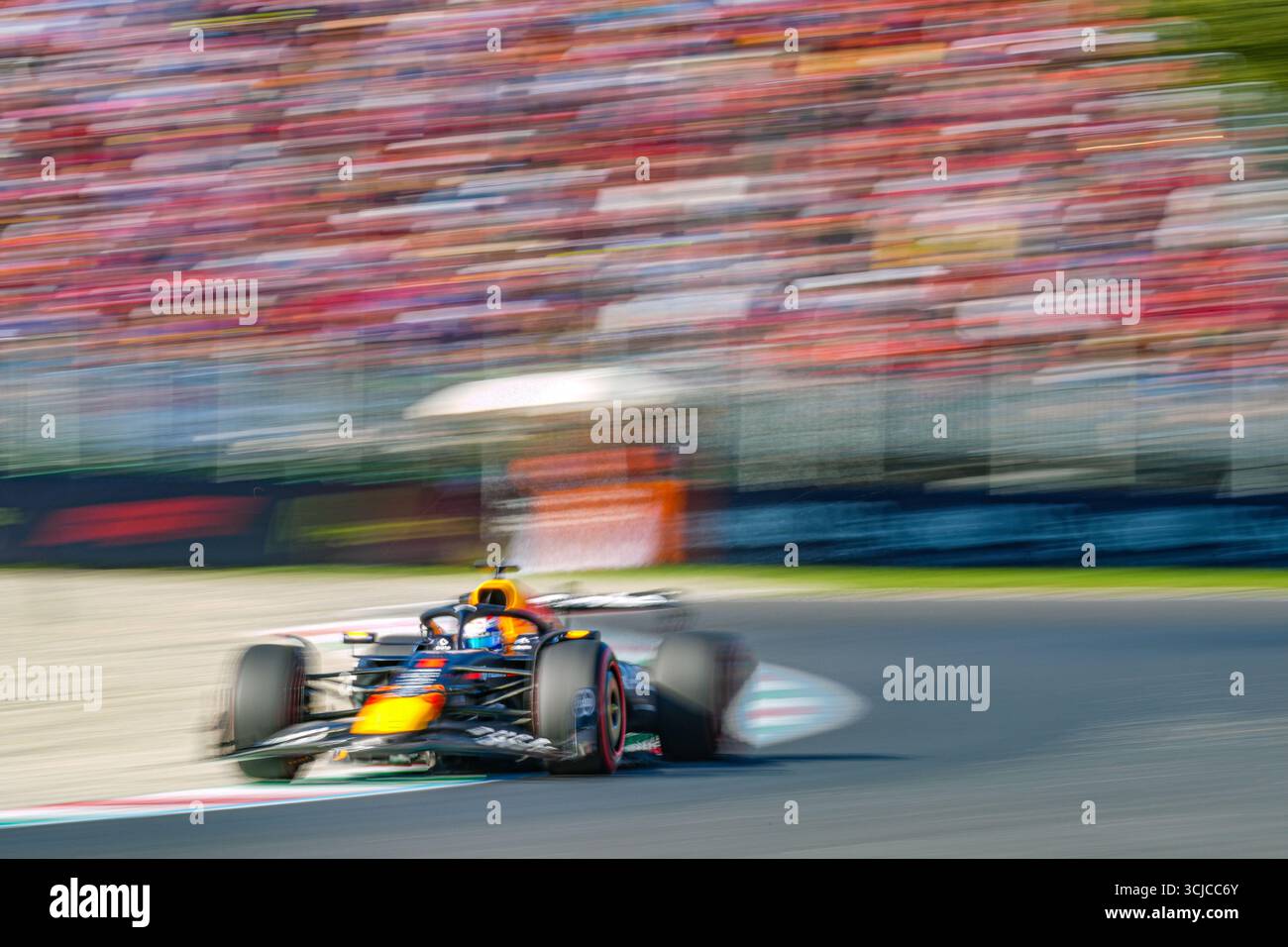 Max Verstappen dei Paesi Bassi alla guida del (1) Oracle Red Bull Racing RB21 durante le qualifiche della Formula 1 PIRELLI Gran Premio d'Italia 2025, 16° round del Campionato del mondo FIA di Formula 1 2025, 6 settembre 2025 sull'autodromo Nazionale Monza, a Monza, Italia. Crediti: Luca Rossini/Alamy Live News Foto Stock