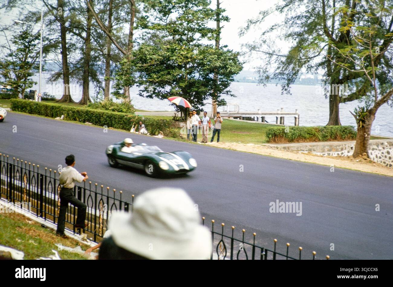 Lola Mk1 in gara nel Formula Libre Johore Grand Prix, Johor Bahru, Malesia, 2 settembre 1963 Foto Stock