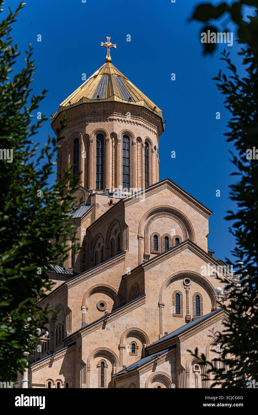 La Cattedrale di Santa Trinità, nota anche come Sameba, si erge maestosamente a Tbilisi, Georgia. Questa cattedrale è un simbolo importante dell'Orto georgiano Foto Stock