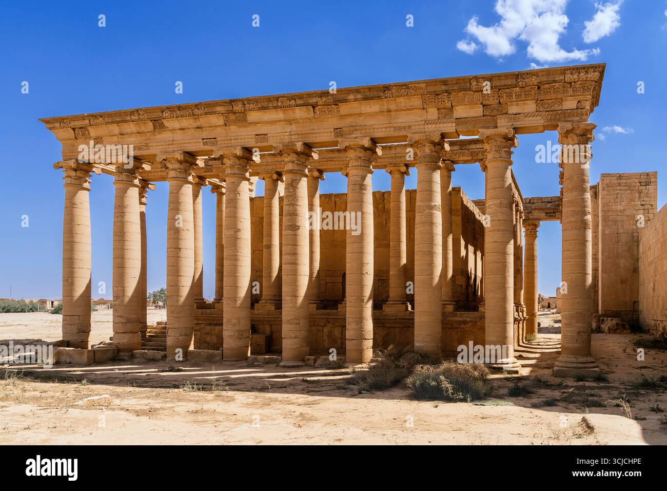 Esplora le antiche rovine del tempio principale di Hatra in Iraq, che mostra la grandiosità dell'architettura classica con colonne torreggianti addossate a una B. Foto Stock