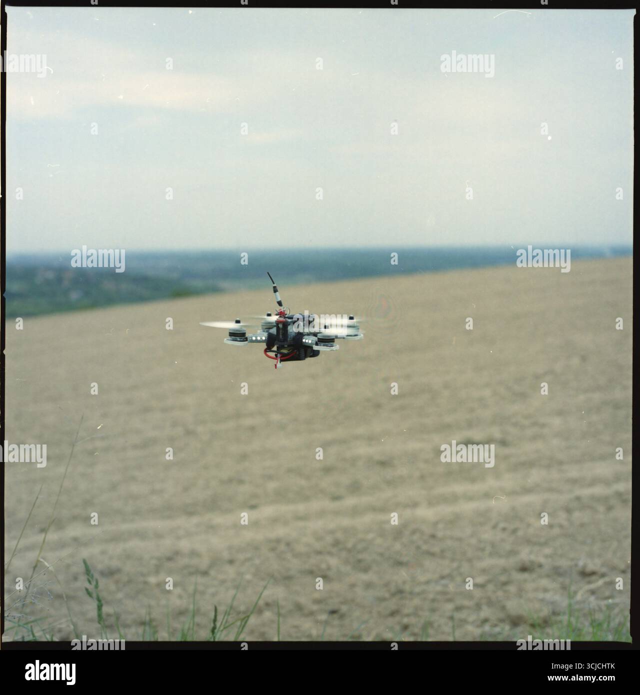 Drone che sorvola i terreni agricoli: La tecnologia incontra il paesaggio rurale Foto Stock