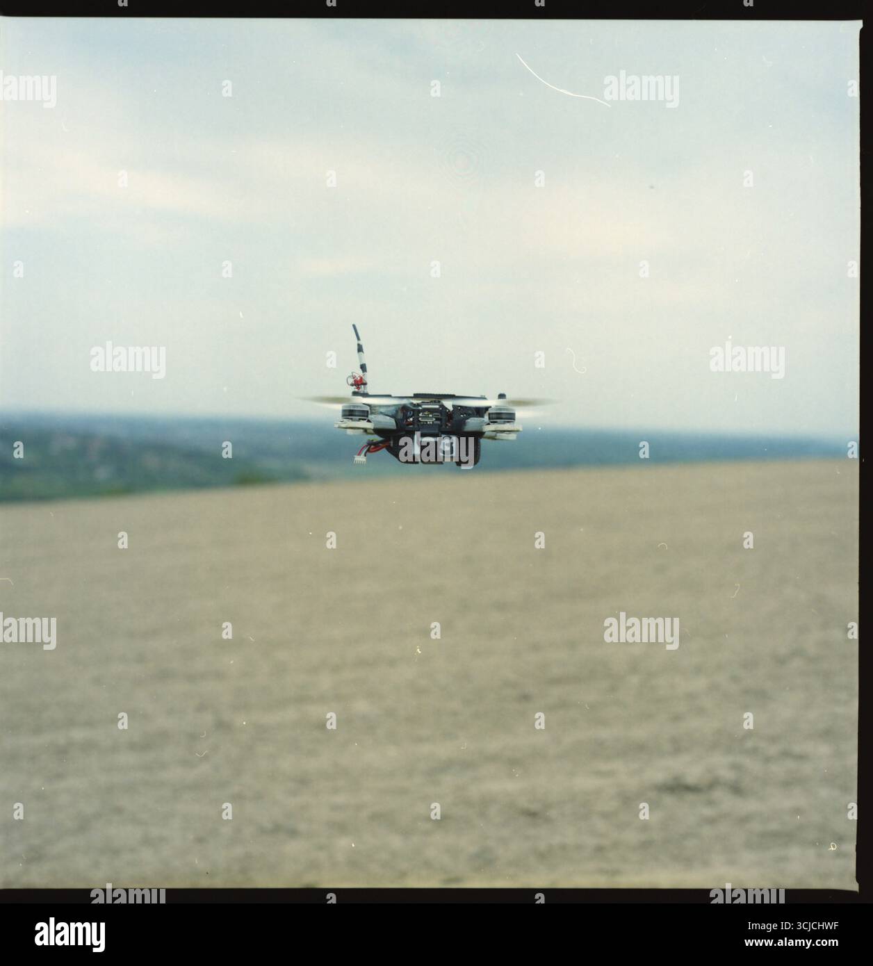 Drone che sorvola i terreni agricoli: La tecnologia incontra il paesaggio rurale Foto Stock