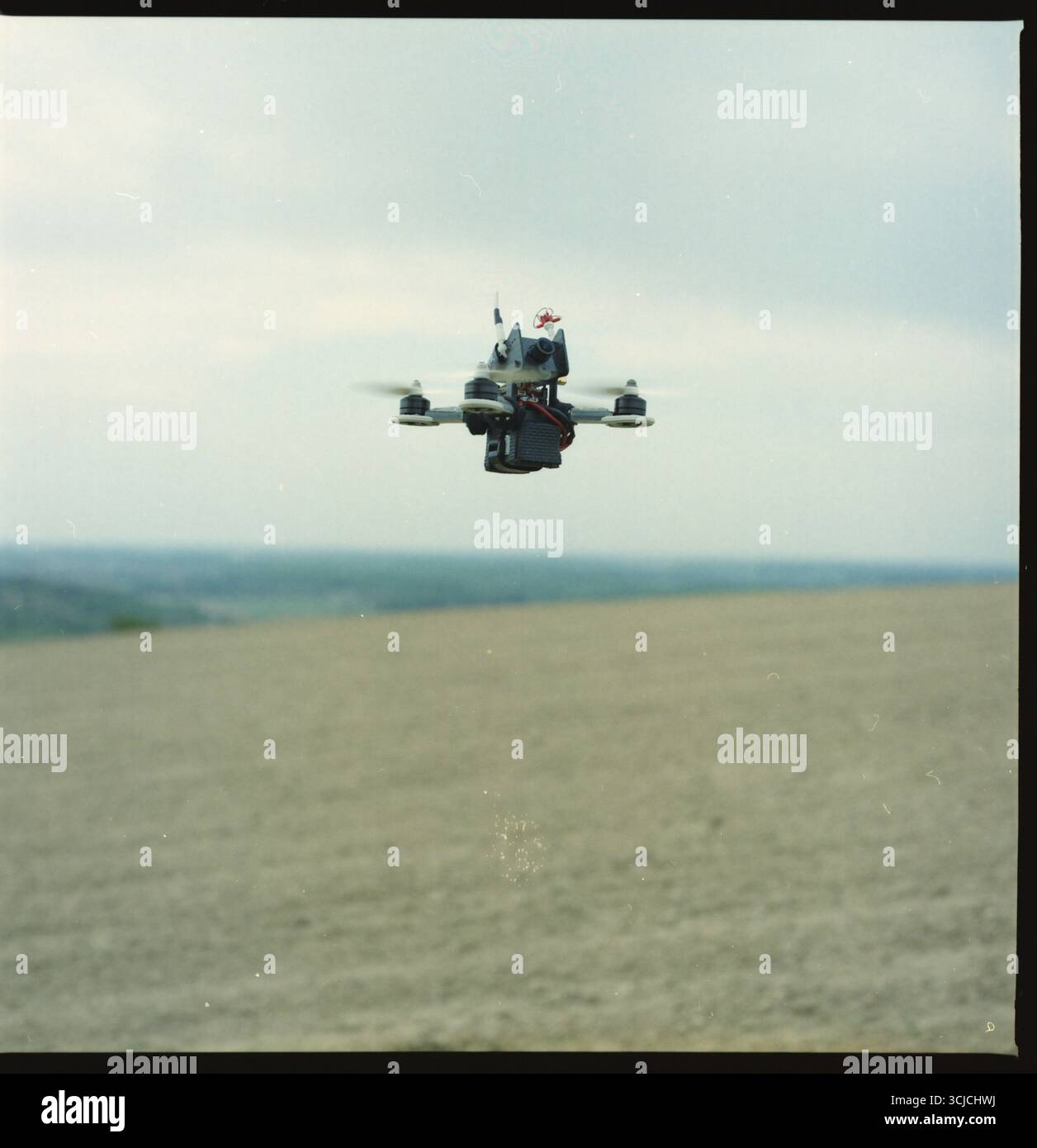 Drone che sorvola i terreni agricoli: La tecnologia incontra il paesaggio rurale Foto Stock