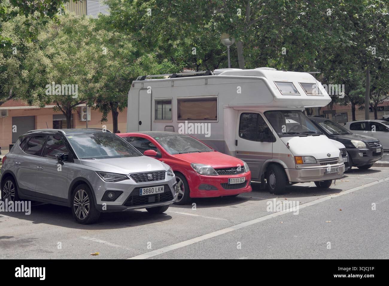 Viladecans. Barcellona - 06 settembre 2025: Questa immagine cattura una scena urbana comune che mostra diversi modi di trasporto parcheggiati fianco a fianco Foto Stock