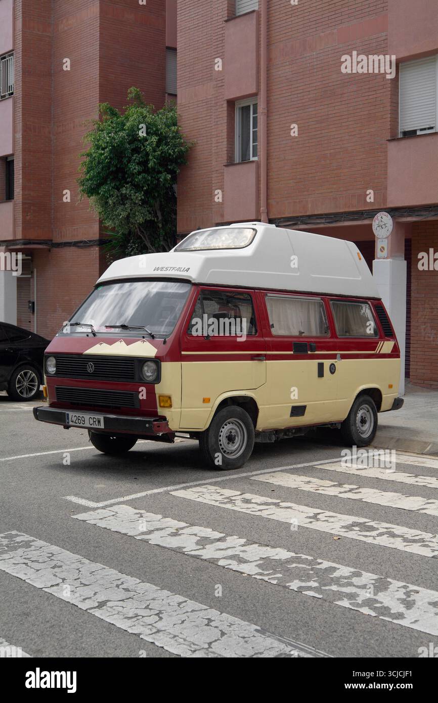 Viladecans. Barcellona - 06 de septiembre, 2025: Una foto alla luce del giorno di un veicolo ricreativo retrò su una strada con un passaggio pedonale, che rappresenta una Foto Stock