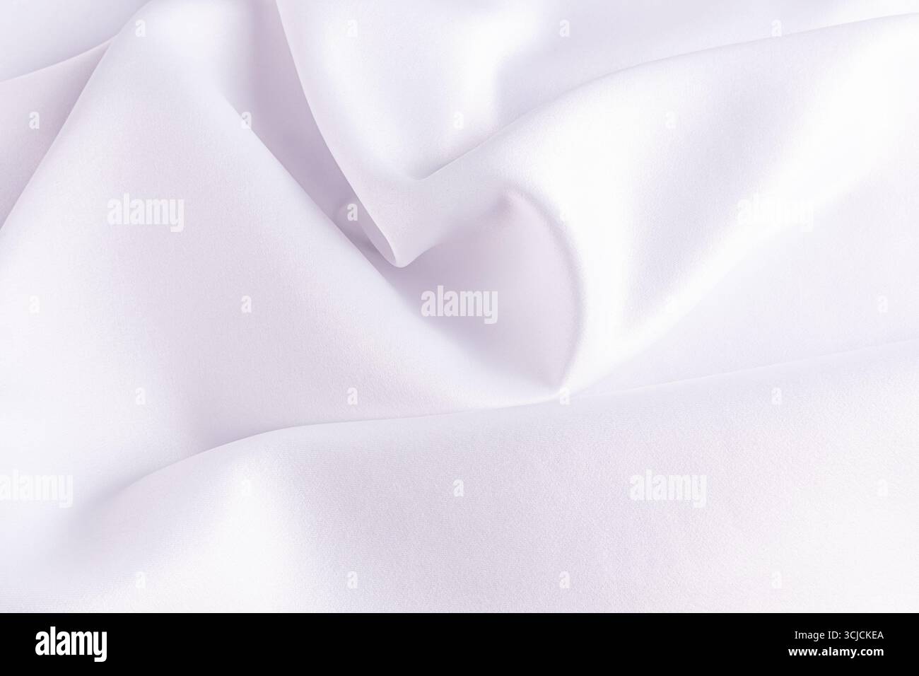 Elegante tessuto satinato bianco con morbide pieghe per una texture ricca e lussuosa. Perfetto come sfondo per matrimoni a tema, offre un Foto Stock