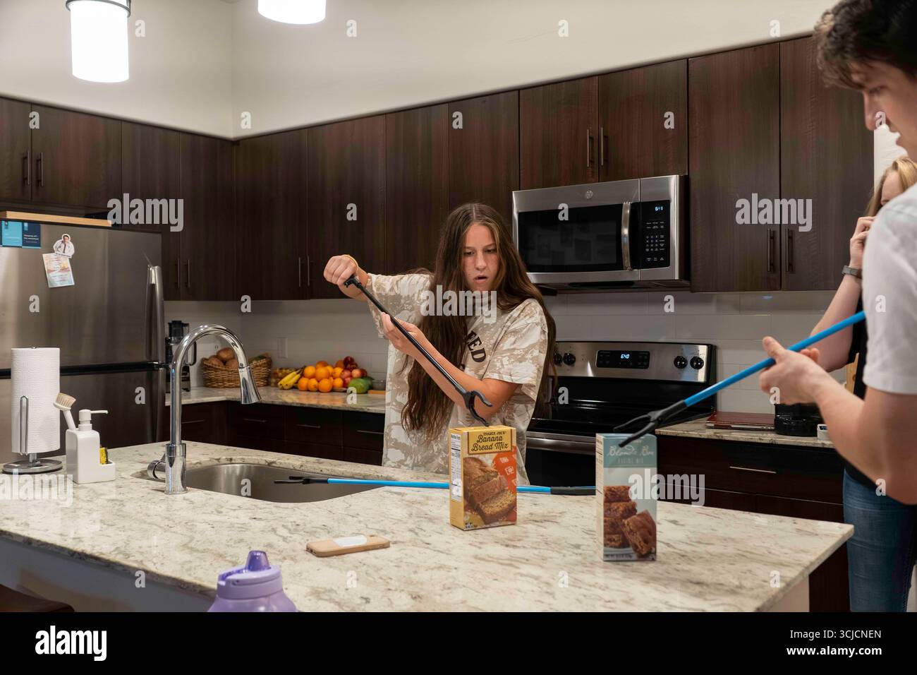 Home cucina pasticcio Una famiglia che si riunisce per pulire insieme Foto Stock