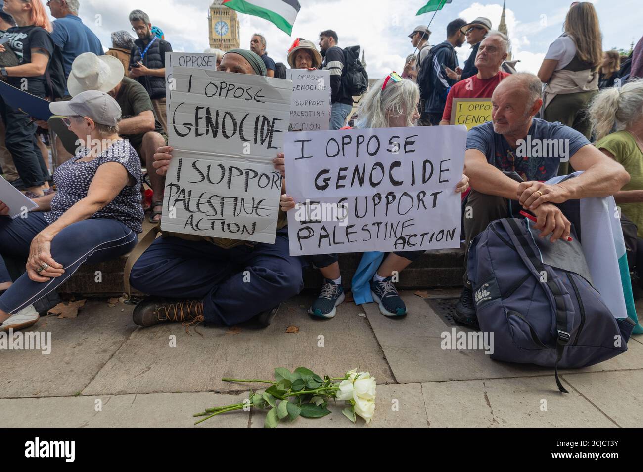 Londra, Regno Unito. 6 settembre 2025. Manifestanti seduti e in piedi recano segni che leggono: Io sono CONTRARIO AL GENOCIDIO SOSTENGO L'AZIONE DELLA PALESTINA durante una protesta pacifica nel Regno Unito. I fiori bianchi posti sul terreno suggeriscono ricordo o solidarietà. Difendere la protesta delle nostre giurie per la proscrizione dell’azione contro la Palestina, con oltre 1000 persone che si impegnano a tenere dei segnali contro il divieto dei laburisti e a dimostrare sostegno al gruppo proscritto. Penelope Barritt/Alamy Live News Foto Stock