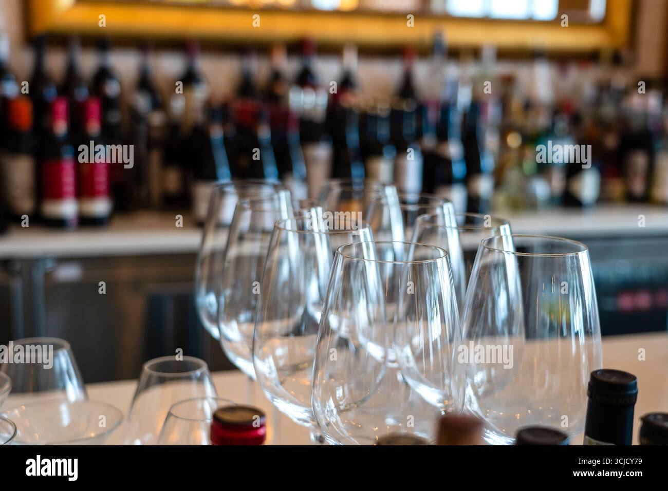 Eleganti bicchieri vuoti per vino vicino a un bar, da vicino Foto Stock