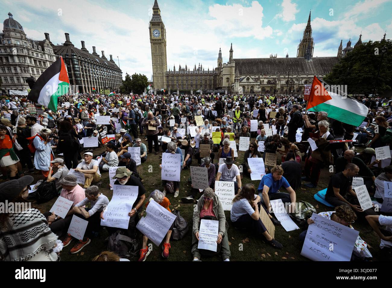Londra, Regno Unito. 6 settembre 2025. Più di mille persone con cartelloni partecipano a una protesta per il divieto di azione contro la Palestina. Il gruppo di attivisti è stato elencato come un'organizzazione terroristica dal Ministro degli interni, Yvette Cooper, dopo che il gruppo ha verniciato due aerei in una base della RAF in uno spettacolo di sostegno al popolo palestinese. Crediti: Andy Barton/Alamy Live News Foto Stock