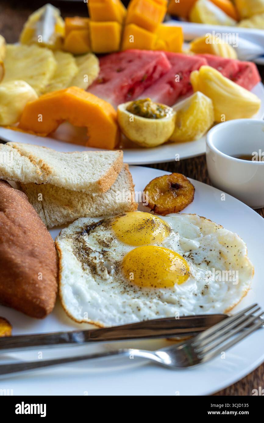 Colazione tropicale con frutta e uova strapazzate nel ristorante dell'hotel, isola di Zanzibar, Tanzania, Africa, da vicino Foto Stock